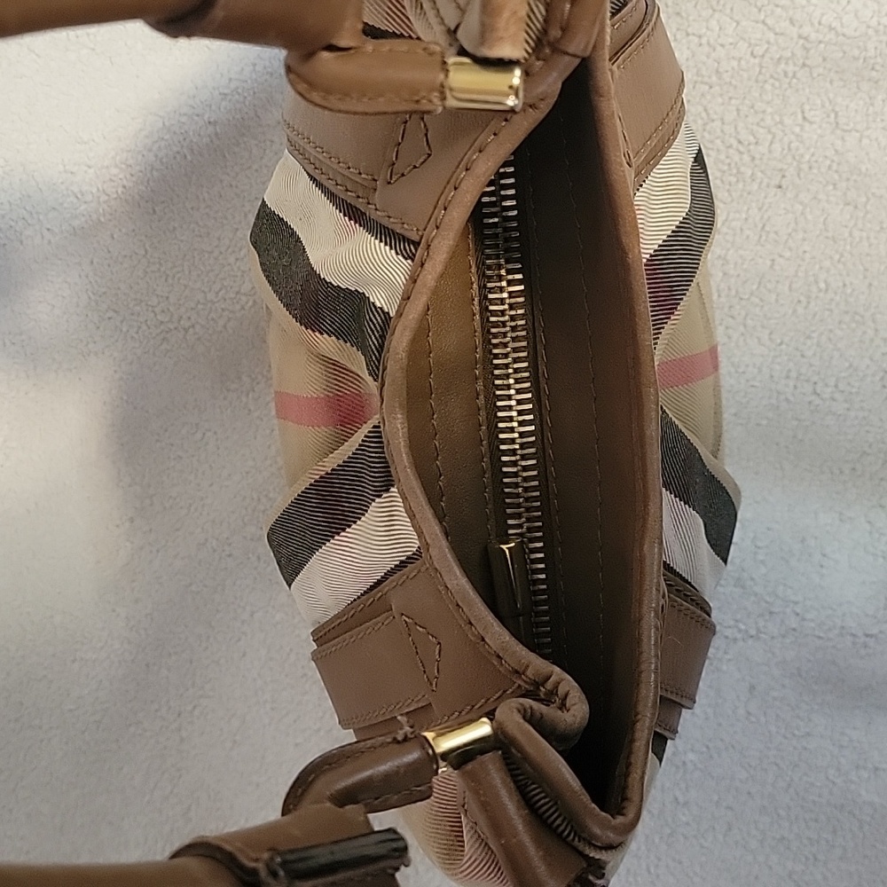 Indulge in Timeless Elegance:Your Unique Journey with a Pre-Loved Burberry Purse - Picture 3 of 4